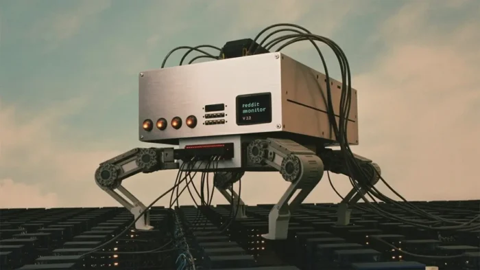 Čtyřnohý robot s kovovou skříní a displejem Reddit monitor kráčí po řadách serverů, symbol hlídání témat na Redditu